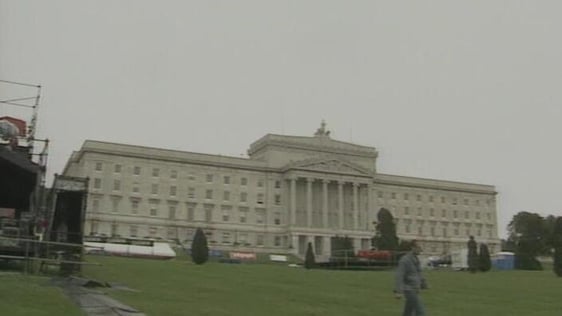 Elton John to perform at Stormont (1998)