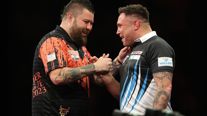 Smith (L) saw off Price