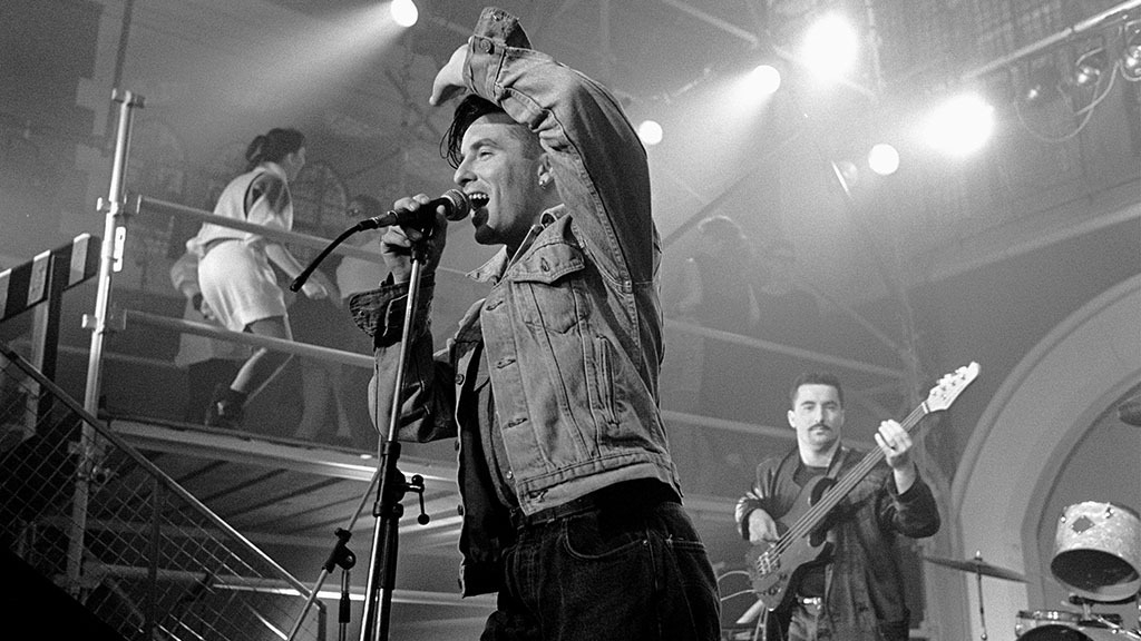 Christy Dignam with Aslan on 'Megamix' (1986)