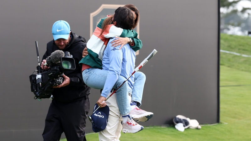 Pablo Larrazabal celebrates his victory with his girlfriend Adriana Lamelas