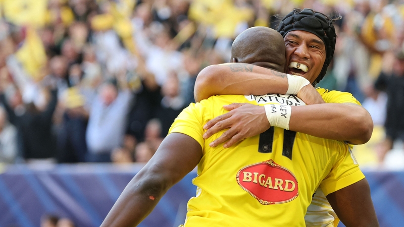 Ulupano Seuteni (R) congrats his La Rochelle teammate Raymond Rhule on his try