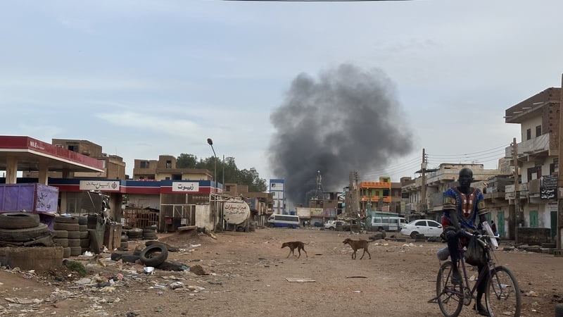 Clashes between the army and heavily-armed paramilitaries have entered a third week