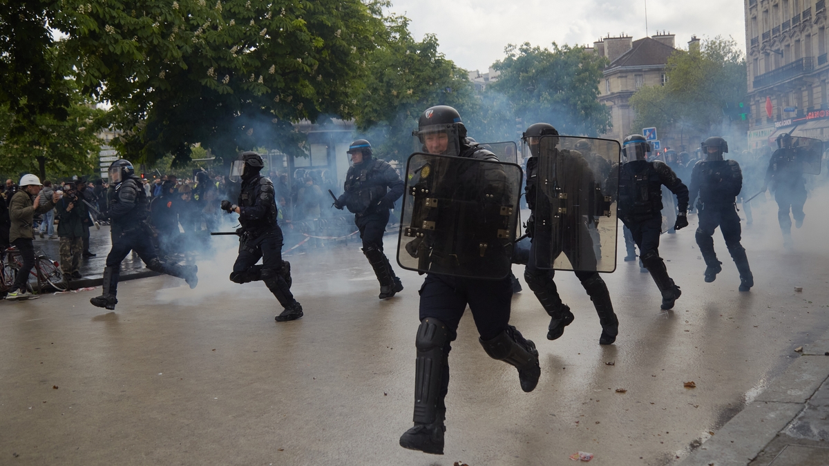 Over 100 police officers injured in clashes at French protests
