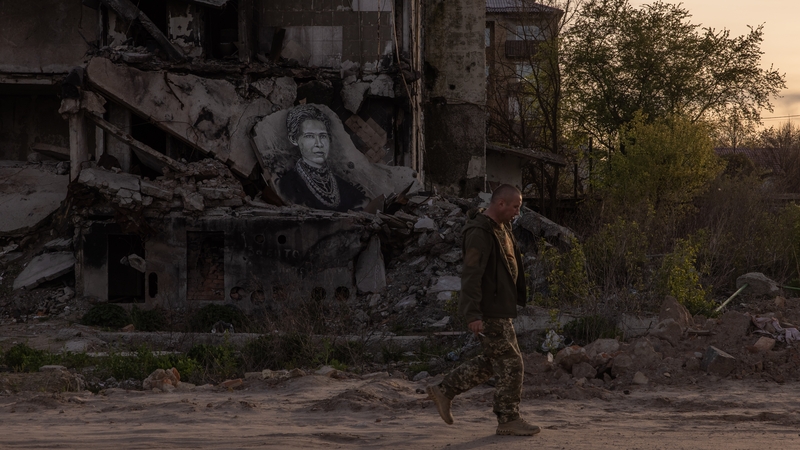 Múrmhaisiú den scríbhneoir Lesya Ukrainka ar fhoirgneamh a scriosadh i mbaile Borodyanka in aice le Cív, 2 Bealtaine 2023