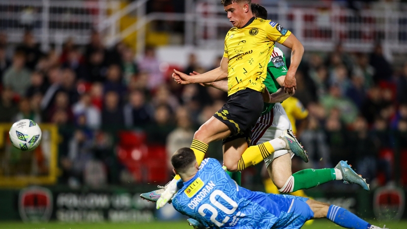 Adam Murphy of St Patrick's Athletic shoots to score
