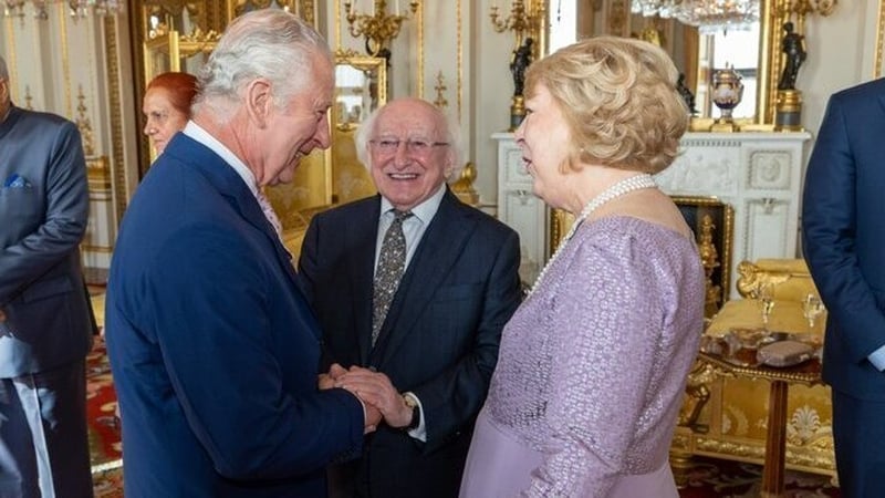 An tUachtarán Michael D Higgins agus a bhean chéile Sabina i mbun comhrá le Rí Charles na Breataine i bPálás Buckingham aréir. (Pic: Uachtarán na hÉireann)
