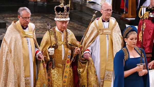 An Rí Charles III le linn shearmanas a chorónaithe i Mainistir Westminster