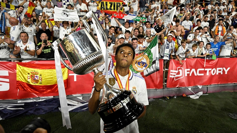 Rodrygo celebrates with the Copa del Rey in front of Real Madrid fans