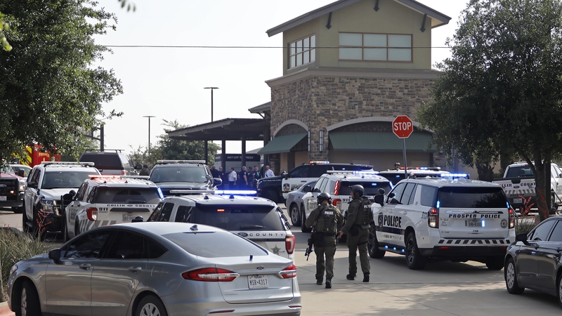 Thosaigh an gunnadóir ag scaoileadh urchair taobh amuigh de Allen Premium Outlets i gcathair Allen, i stát Texas.
