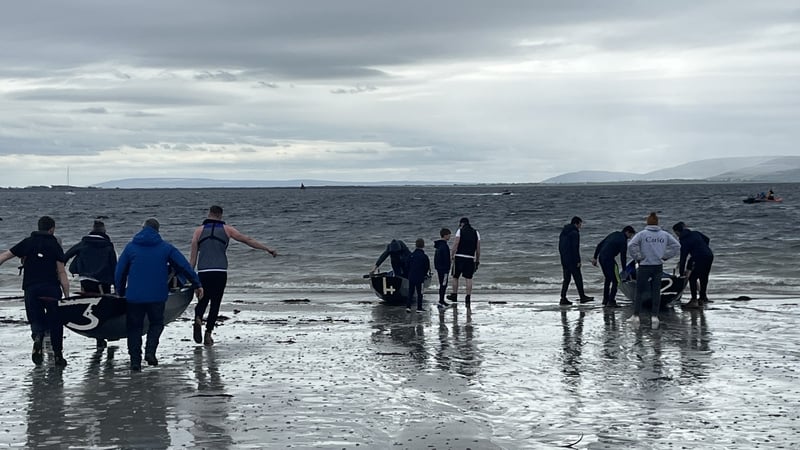 Iomróirí ag réiteach le cur chun farraige i mBóthar na Trá i nGaillimh inniu mar chuid den Tóstal.