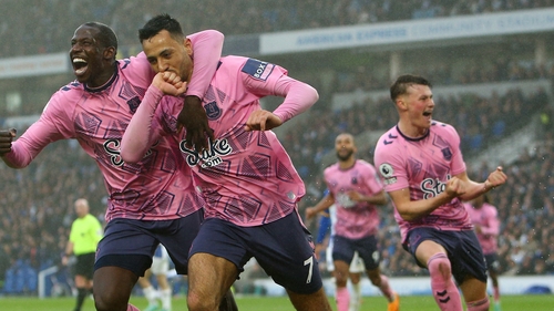 Dwight McNeil (C) celebrates with Abdoulaye Doucoure
