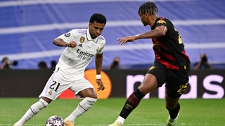 Real Madrid's Rodrygo takes on Manuel Akanji