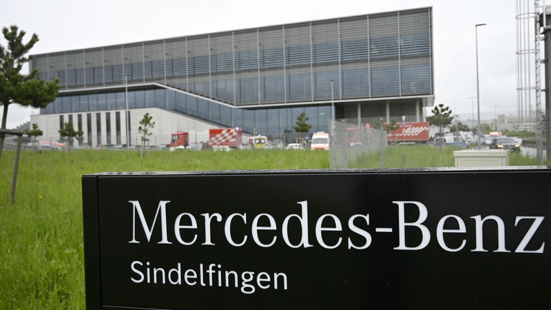 Mercedes-Benz has cut its full-year profit margin for the second time in less than two months