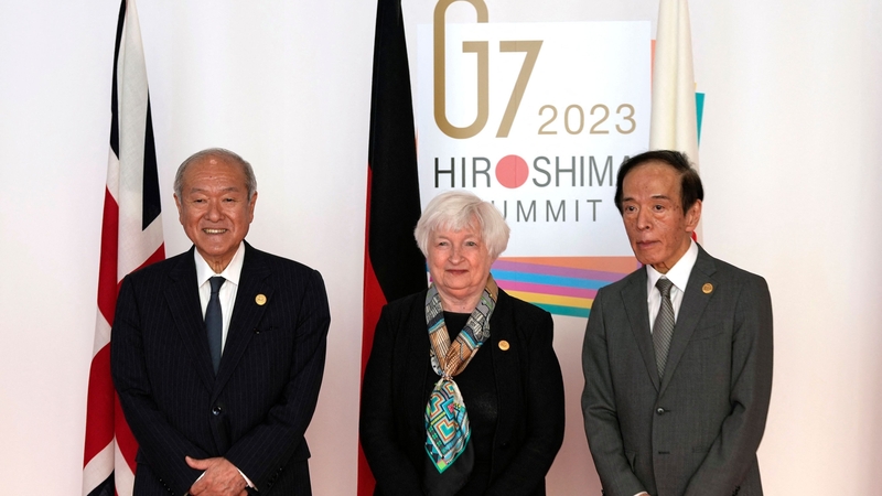 US Treasury Secretary Janet Yellen with Japanese Finance Minister Shunichi Suzuki (r) and Governor of the Bank of Japan Kazuo Ueda at the G7 meeting in Japan