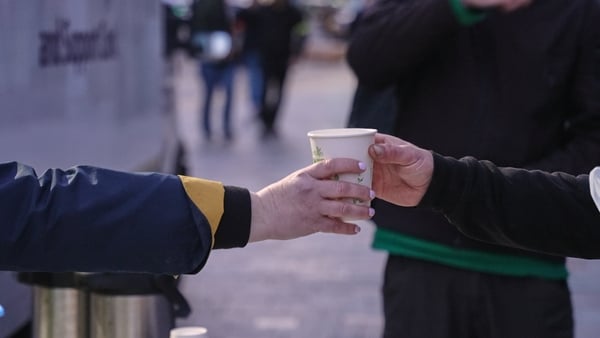 Daoine gan dídean: Iniúchadh ar fhadhb na tithíochta
