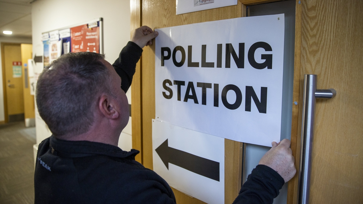 Séamus Mac Cionnaith iriseoir leis an Irish News.