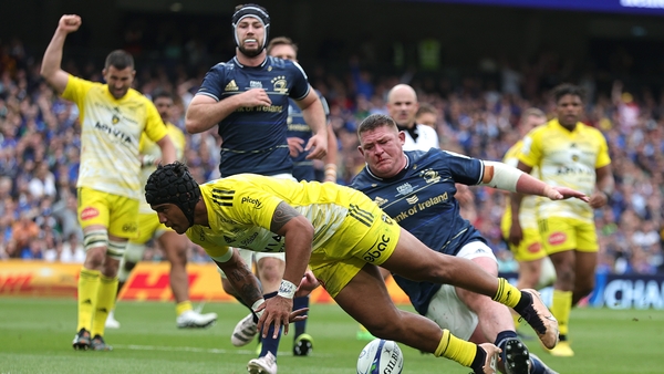 UJ Seuteni touches down despite pressure from Tadhg Furlong