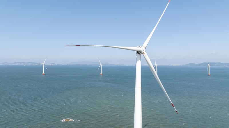 30 tuirbín gaoithe 320m ar airde i limistéar farraige 5-12km ón gcósta beartaithe