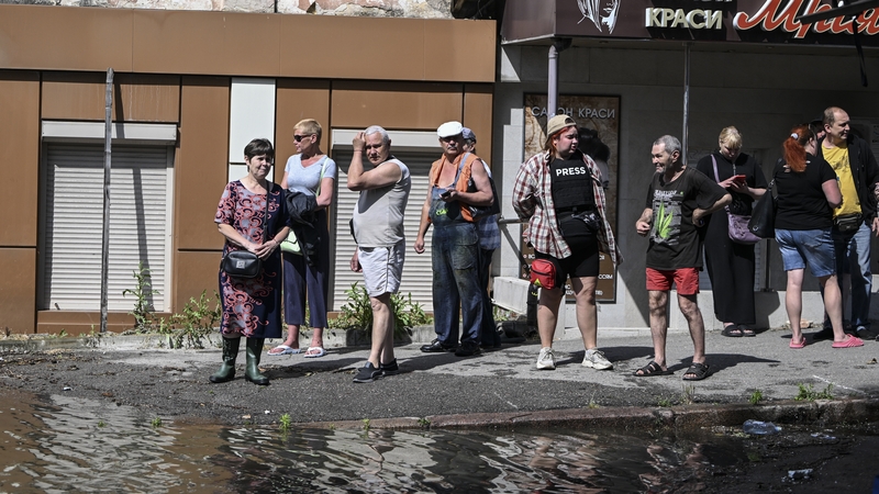 Daoine i gcathair Kherson ag fanacht le hiomlacht, 7 Meitheamh 2023