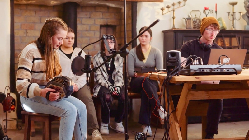 Áine Ní Fhearraigh, Sorcha Ní Lorcáin, Eibhlín Ní Mháirtín and
Neasa Nic Dhonncha and music producer Vúdú (Aaron Ó Súilleabháin) created a new sean-nós and hip-hop song