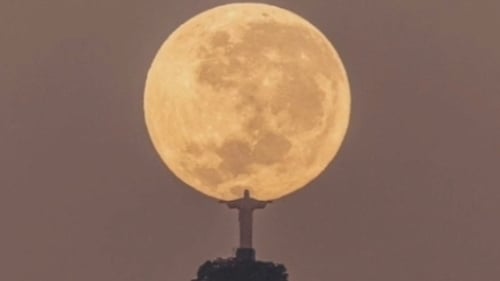 The perfect shot of Christ the Redeemer 'holding' the moon (Courtesy: Leonardo Sens)