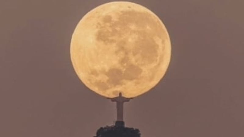 The perfect shot of Christ the Redeemer 'holding' the moon (Courtesy: Leonardo Sens)