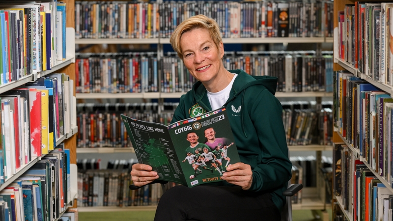 Republic of Ireland WNT manager Vera Pauw picked up her copy at Blanchardstown Library. 
Photo by Stephen McCarthy/ Sportsfile
