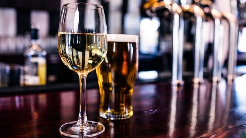 Can maths helps you decide on another round or an Irish goodbye? Photo: Getty Images