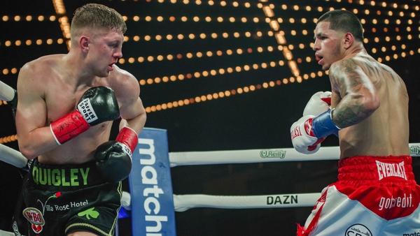 Jason Quigley (L) in action against Edgar Berlanga