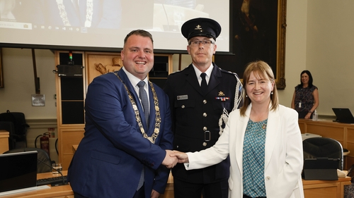 Councillor De Róiste was presented with the chain of office by the outgoing Lord Mayor, Green Party Councillor Caroline Conroy