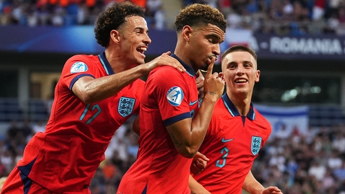 Morgan Gibbs-White (C) celebrates his goal
