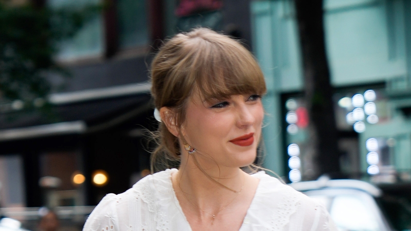 Taylor Swift: "It's here. It's yours, it's mine, it's ours."