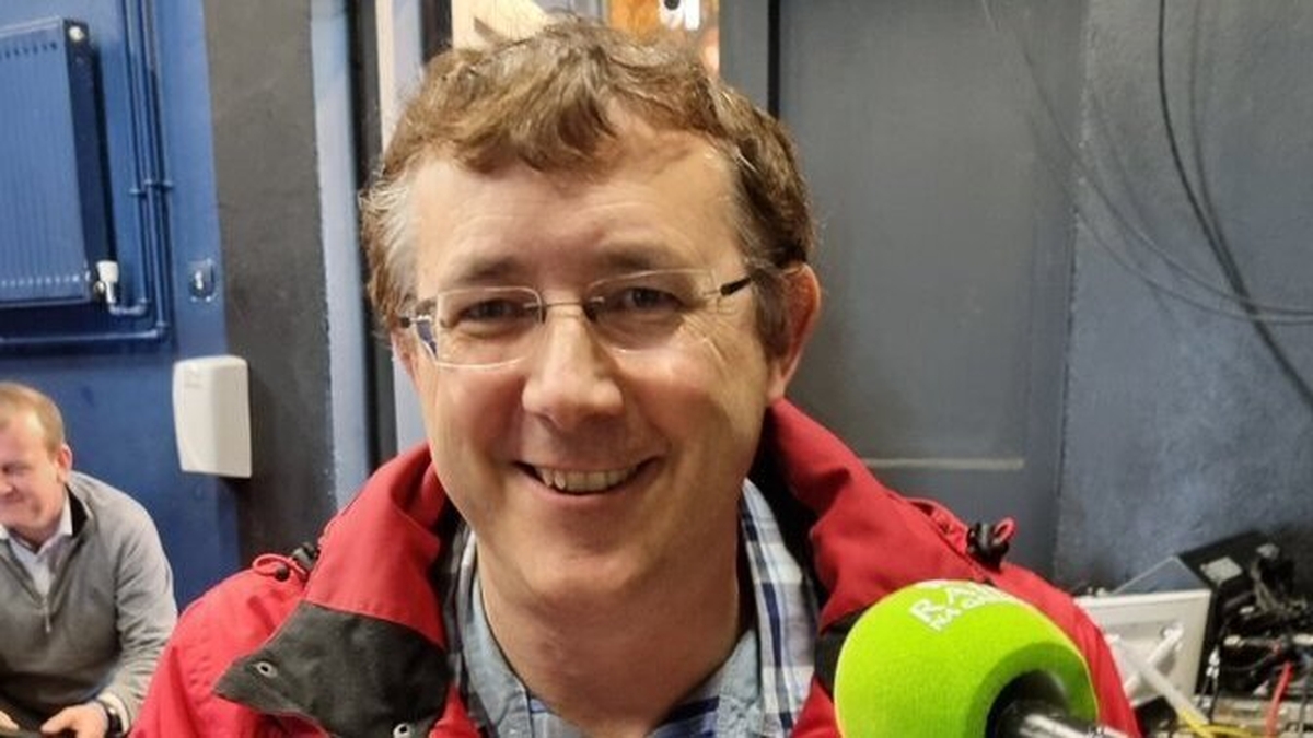 Aindrias Ó Muineacháin;Seirbhísí bus Mhúscraí. 