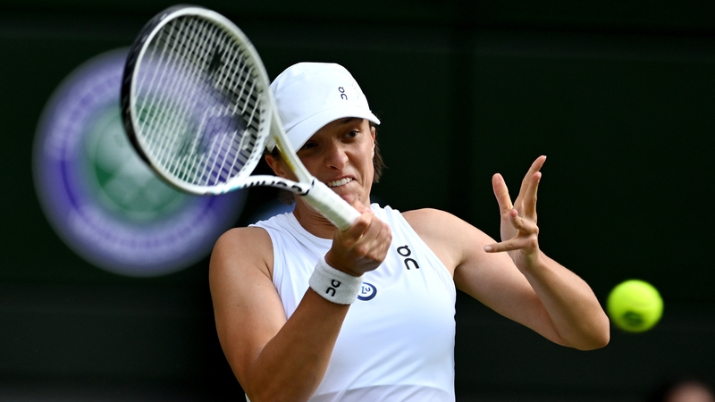 Iga Swiatek headed off for a bathroom break with a notebook after losing the first set against Belinda Bencic