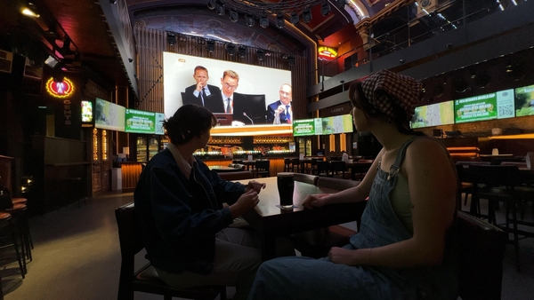 Customers at The Camden bar watch Ryan Tubridy and his agent Noel Kelly appear before the Public Accounts Committee.