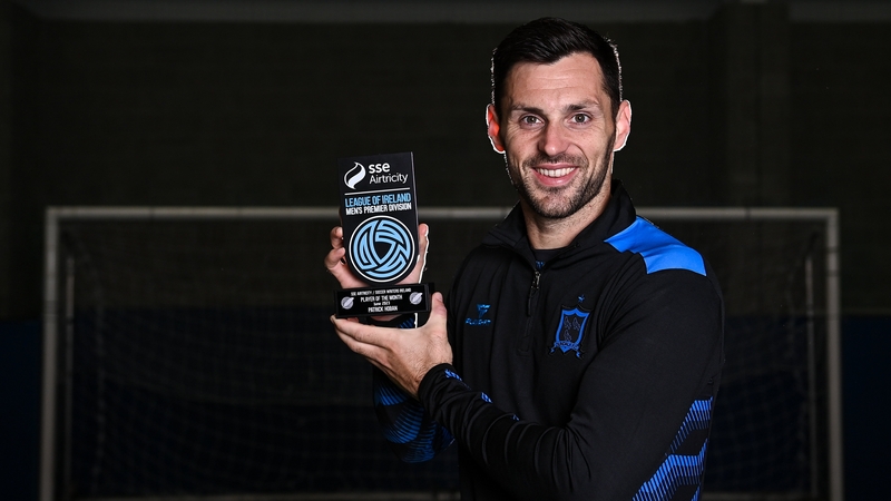 Patrick Hoban with his award