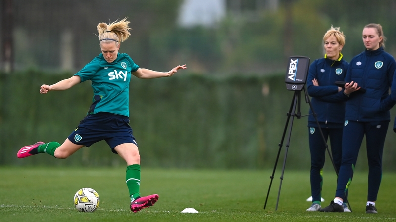 Diane Caldwell is watched by Vera Pauw and Niamh McDaid during training