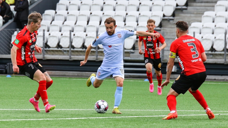 Derry's Paul McMullan has a shot on goal