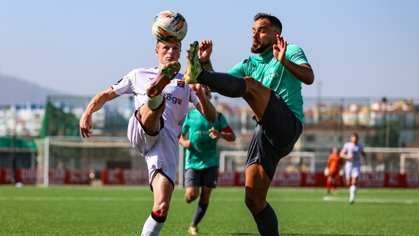 Dundalk's Daniel Kelly (L) competes for the ball with Joseph Chipolina