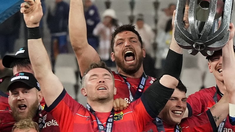 Peter O'Mahony lifts the URC trophy