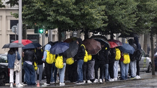 Tourists get caught in a heavy downpour in Dublin (Pic: RollingNews.ie)