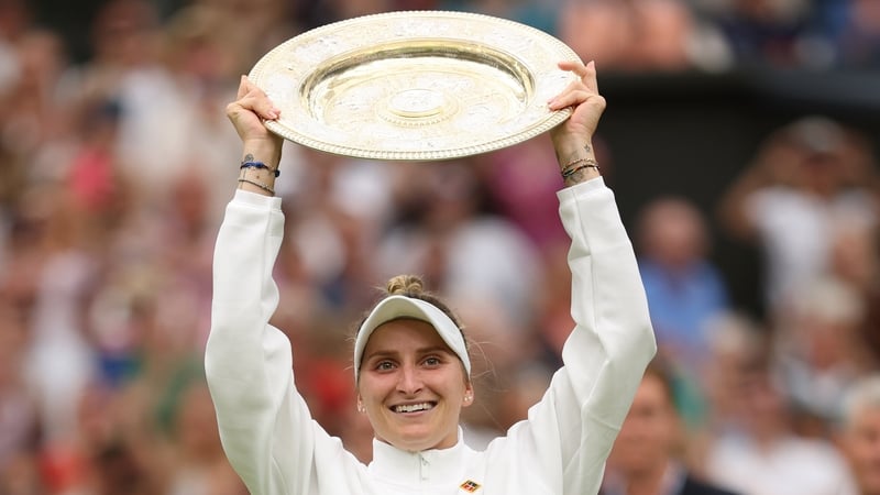 Marketa Vondrousova with the Venus Rosewater Dish