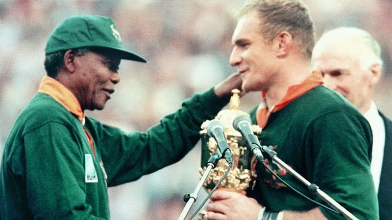 Nelson Mandela presents Springbok captain Francois Pienaar with the Webb Ellis trophy