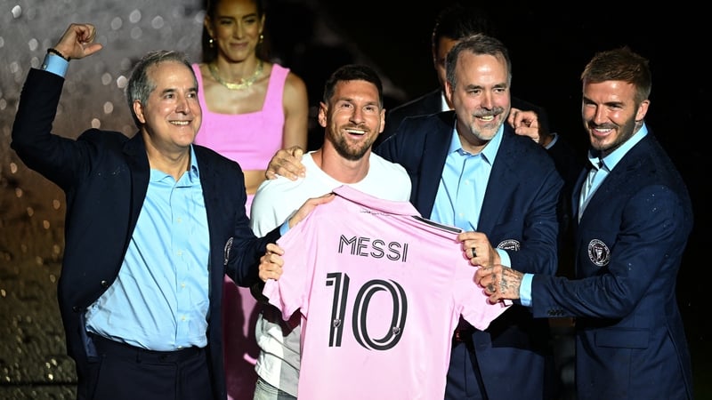 Lionel Messi poses with Inter Miami owners Jorge Mas, Jose Mas and David Beckham