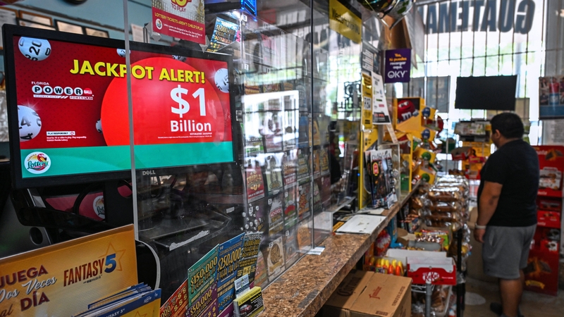 The winner can choose to take $558.1 million in cash up front, or receive $1.08 billion, broken into yearly payments over 30 years