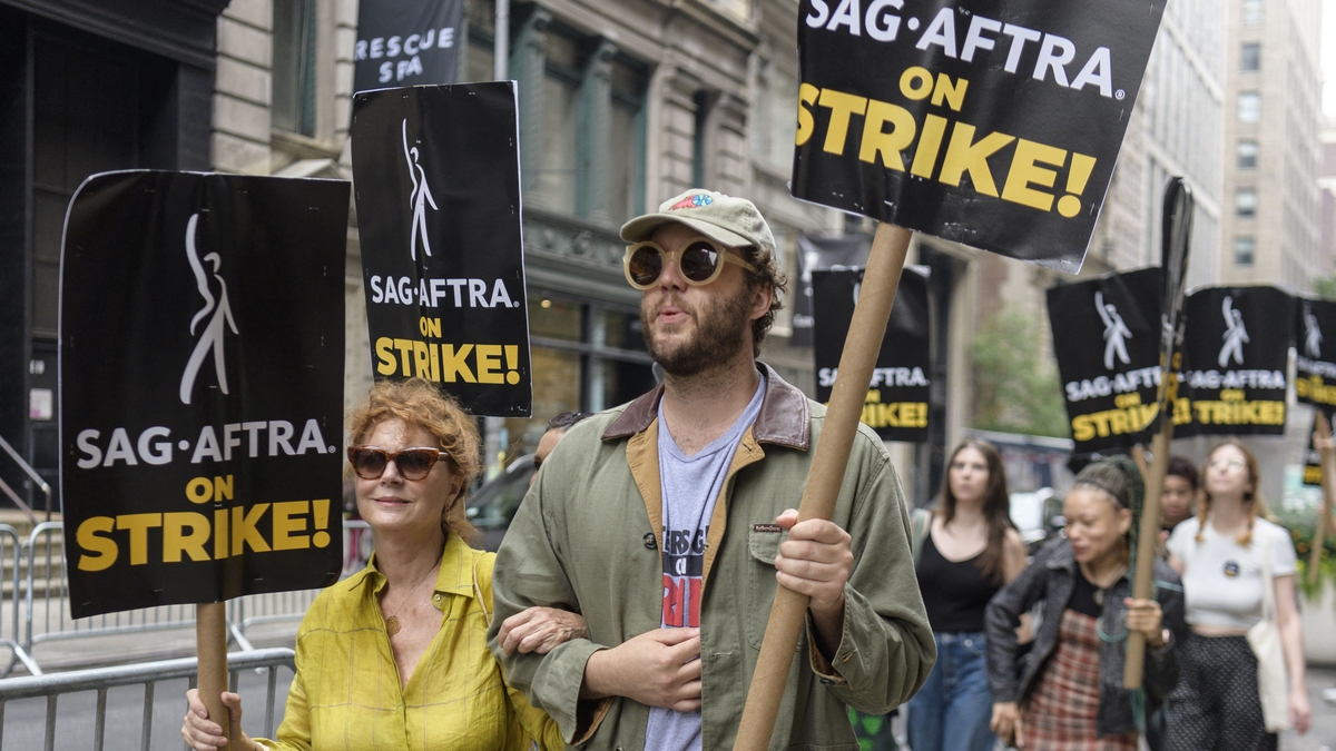 Hollywood actors reach tentative deal with studios to end  a four month strike