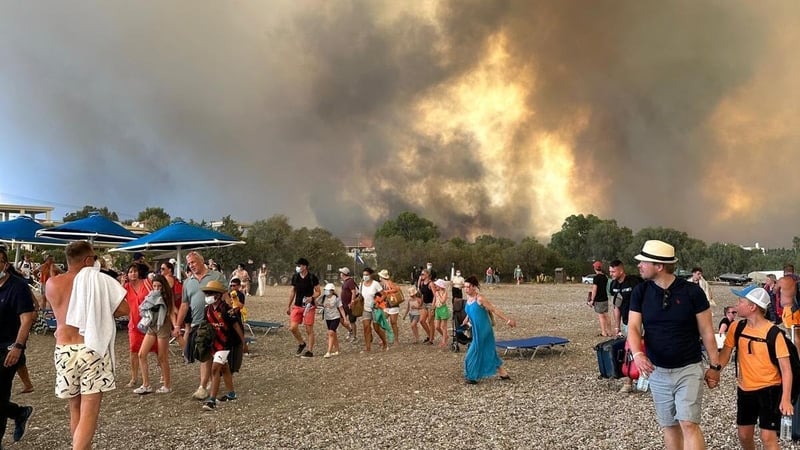 Tourists fleeing the fires in Rhodes seek safety on a nearby beach (Pic: Patrick Kutek)