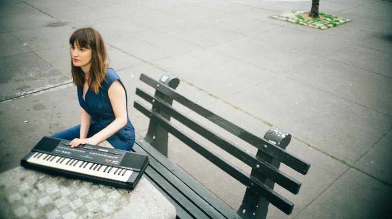 Annie Hart: the benchmark for synth music. Photo credits: Sebastian Kim