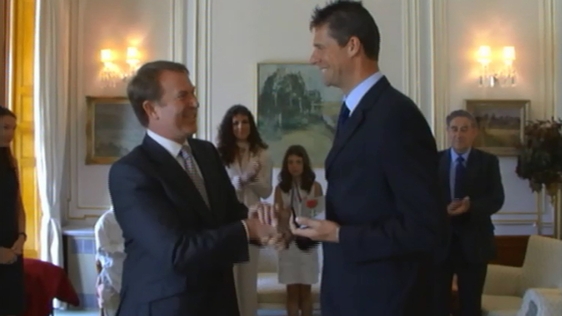 The British ambassador to Ireland presents Niall Quinn with an honorary MBE in 2003
