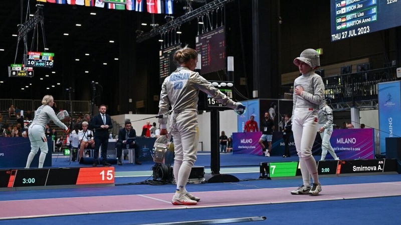 Olha Kharlan (L) gestures as she refuses to shake hands with Russia's Anna Smirnova during the Sabre Women's Senior Individual qualifiers
